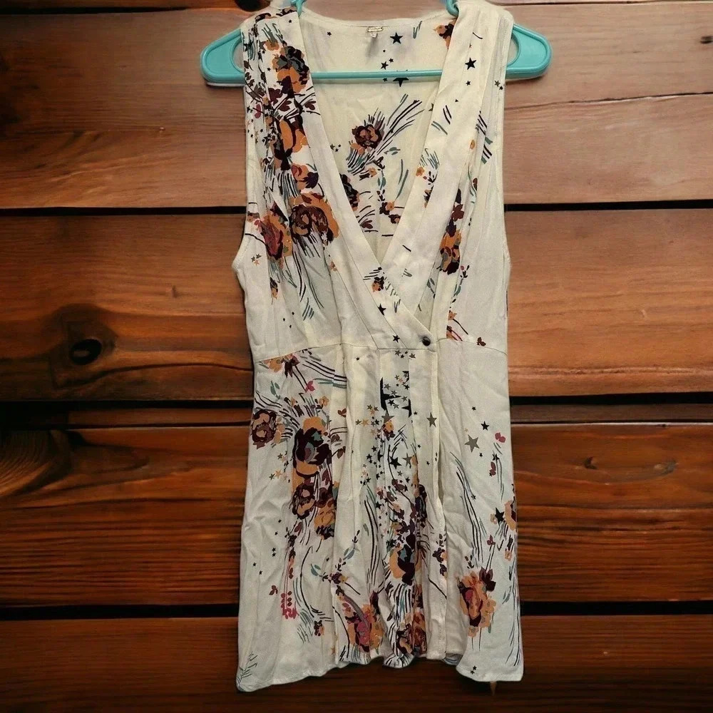 Free People NWOT’s back to basic floral tunic. Size S/P